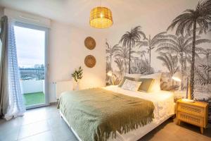 アヴィニョンにあるAppartement cosy - Agroparcのベッドと大きな窓のある寝室