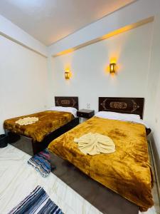 una camera con due letti di Adrar nshal ادرار نشال a Siwa Altre 3 foto