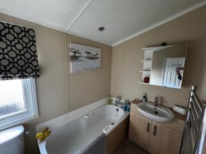 Koupelna v ubytování A and C Lodge Plot 21 2 double bedrooms PLOT 21 With HOT TUB 1 pet only No Commercial Vans 4pm check in