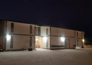 a large building at night with its lights on at Kauppala, Soini kk in Soini