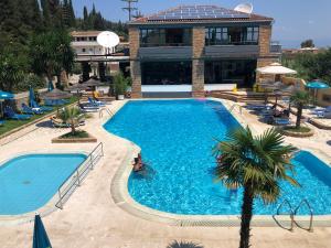 Bazén v ubytování Legends Hotel Sidari Corfu nebo v jeho okolí