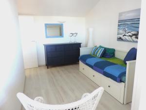 a bedroom with a bed and a dresser at Casa vacanze da Giovanni in Marina di Ragusa