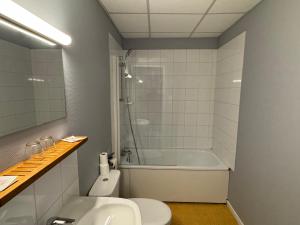 Koupelna v ubytování Abc Hotel