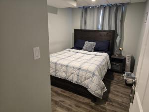 Postel nebo postele na pokoji v ubytování Winnipeg Peace Home
