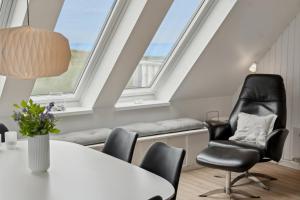 a room with skylights and a table and chairs at Havudsigt Ferielejlighed in Dannemare