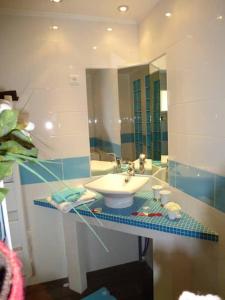 a bathroom with a sink and a mirror at AB Bel appartement 1 à 4 pers face vallée 3 étoiles WIFI in Le Tholy