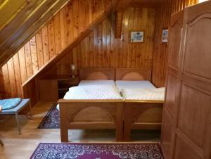 un letto in una camera con mansarda di Chata pod Bukem a Bystrzyca