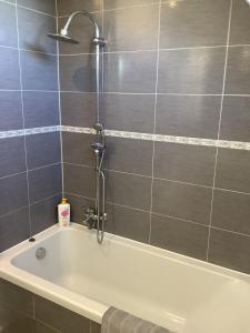 La salle de bains est pourvue d'une baignoire et d'une douche. dans l'établissement Gite Ty ar vor classé 3 étoiles, à Paimpol 14 autres photos
