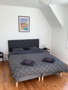 une chambre avec un lit avec deux serviettes dessus dans l'établissement Gite Ty ar vor classé 3 étoiles, à Paimpol