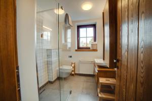 Koupelna v ubytování Gajdův Dvůr Restaurace Apartmán Dvoulůžkový s přistýlkou + 2 fotografie