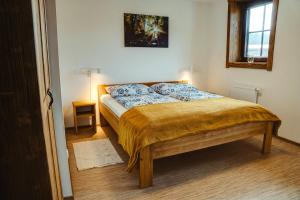 Postel nebo postele na pokoji v ubytování Gajdův Dvůr Restaurace Apartmán Dvoulůžkový s přistýlkou