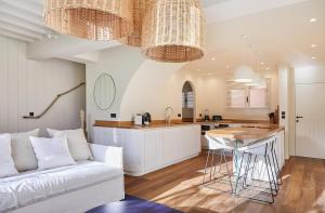a living room with a white couch and a table at Appartement luxueux in Gustavia