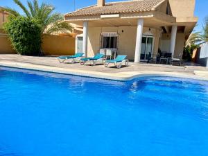 The swimming pool at or close to CHALET CON PISCINA A 100m DE LA PLAYA LA MANGA