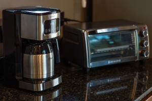 a coffee maker and a microwave on a counter at Río Sarapiquí Lodge in Sarapiquí