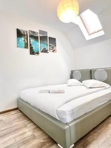 Mirandis Apartments - Modern Stays with Free Parking near Coresi Mall客房内的一张或多张床位