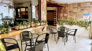 un grupo de mesas y sillas en un restaurante en Hotel Garrafão - Rua Principal de Boituva, en Boituva