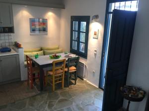 Η κουζίνα ή μικρή κουζίνα στο Wonderful maisonette by the sea in Kea