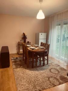 バニャ・コヴィリャチャにあるApartman Nađaのダイニングルーム(テーブル、椅子、冷蔵庫付)
