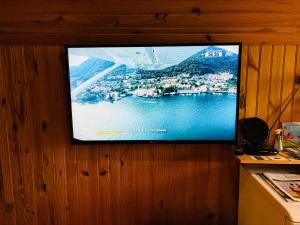 Televiisor ja/või meelelahutuskeskus majutusasutuses Nuit insolite dans un ancien héliport
