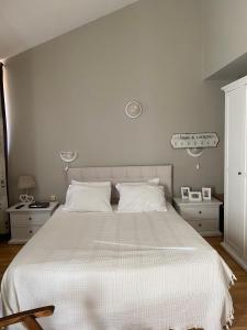 ein Schlafzimmer mit einem großen weißen Bett mit weißer Bettwäsche in der Unterkunft Spacious Modern Two-Bedroon Suite in Elit 1 Complex in Sonnenstrand + 35 Fotos