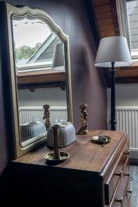 エトルタにあるCocon Normand - 100m de la plageの鏡付き化粧台