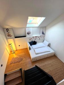 Postel nebo postele na pokoji v ubytování Bright and Modern Loft Retreat