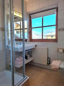 łazienka z umywalką i lustrem w obiekcie Appartement Bergkristall w mieście Sankt Johann im Pongau