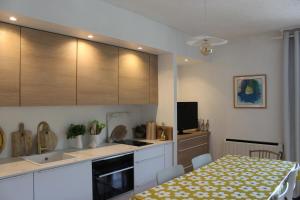 Kuchyň nebo kuchyňský kout v ubytování Appartement Cosy et Chaleureux