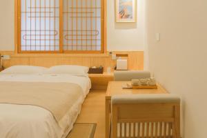 52 Designer B&B 객실 침대