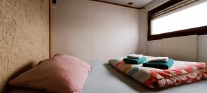 a room with a bed with two towels on it at Odyssée gîte sur Péniche in Saint-Valéry-sur-Somme +42 photos
