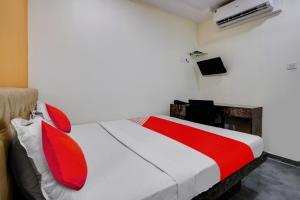 Postel nebo postele na pokoji v ubytování Hotel O Ashwi