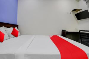 Postel nebo postele na pokoji v ubytování Hotel O Ashwi