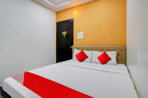 Postel nebo postele na pokoji v ubytování Hotel O Ashwi