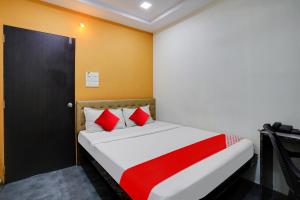 Postel nebo postele na pokoji v ubytování Hotel O Ashwi