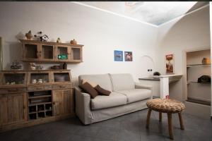 sala de estar con sofá blanco y taburete en Angels Home Città Alta, en Bérgamo 27 fotos más