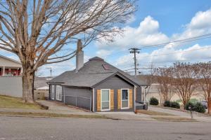 une petite maison située au bord d'une rue dans l'établissement Lenoir City Cottage - Remodeled - Close to Lake, à Lenoir City