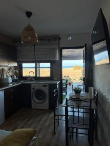 Kuchyň nebo kuchyňský kout v ubytování Apartamento Meliyeri1 1ª línea de playa