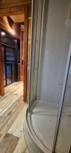 une paroi en verre dans une chambre dotée de parquet dans l'établissement La Corbassière, à Murs-et-Gélignieux 20 autres photos