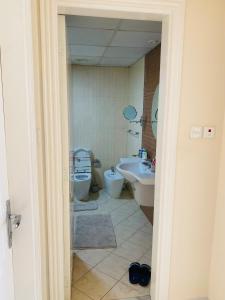 un baño con lavabo e inodoro en Apartment in Sharjah Luxury Apartment in majaz, en Sharjah