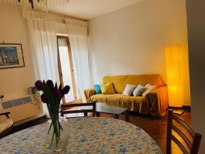 una sala de estar con un sofá y una mesa en Tra mare e cultura, en Tarquinia