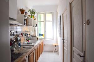 a kitchen with a sink and a window at Quartier Chic l Chambres l Gare centrale l Tramway in Nice