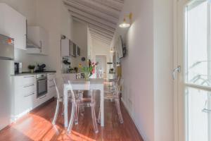 une cuisine et une salle à manger avec une table et des chaises dans l'établissement Crema centro, Luminoso, Comfort, à Crema