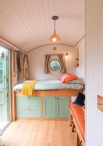 Ένα ή περισσότερα κρεβάτια σε δωμάτιο στο Luxury Shepherds Hut
