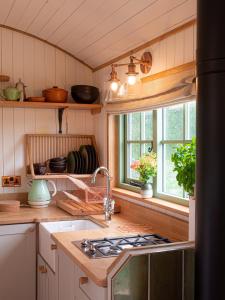 Η κουζίνα ή μικρή κουζίνα στο Luxury Shepherds Hut +18 φωτογραφίες