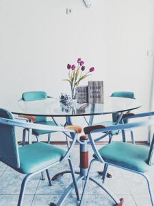 ein Tisch mit Stühlen und einer Vase mit Blumen darauf in der Unterkunft Spacious Modern Two-Bedroon Suite in Elit 1 Complex in Sonnenstrand
