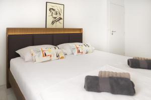 マリンスカにあるApartments Skandi1の大きな白いベッドと枕のある寝室 +155枚の写真