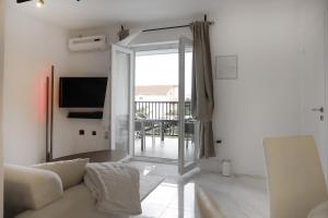 マリンスカにあるApartments Skandi1のソファとガラスの引き戸のあるリビングルーム