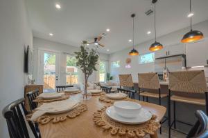 Ruang duduk di Modern Home Near Downtown with Fast WiFi, BBQ, Games & EV equipped!