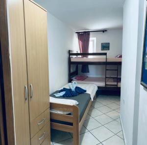 Postel nebo postele na pokoji v ubytování Modern apartment with sea view in Pag, 40 sqm