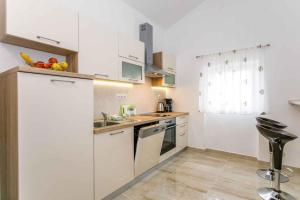 Küche/Küchenzeile in der Unterkunft Apartment in Malinska - Insel Krk 38057